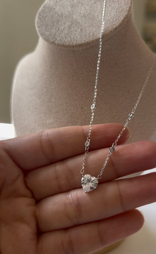 Amor Chocker